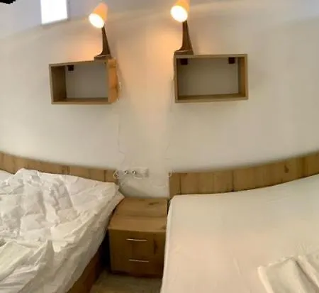 Jaz Hostel *